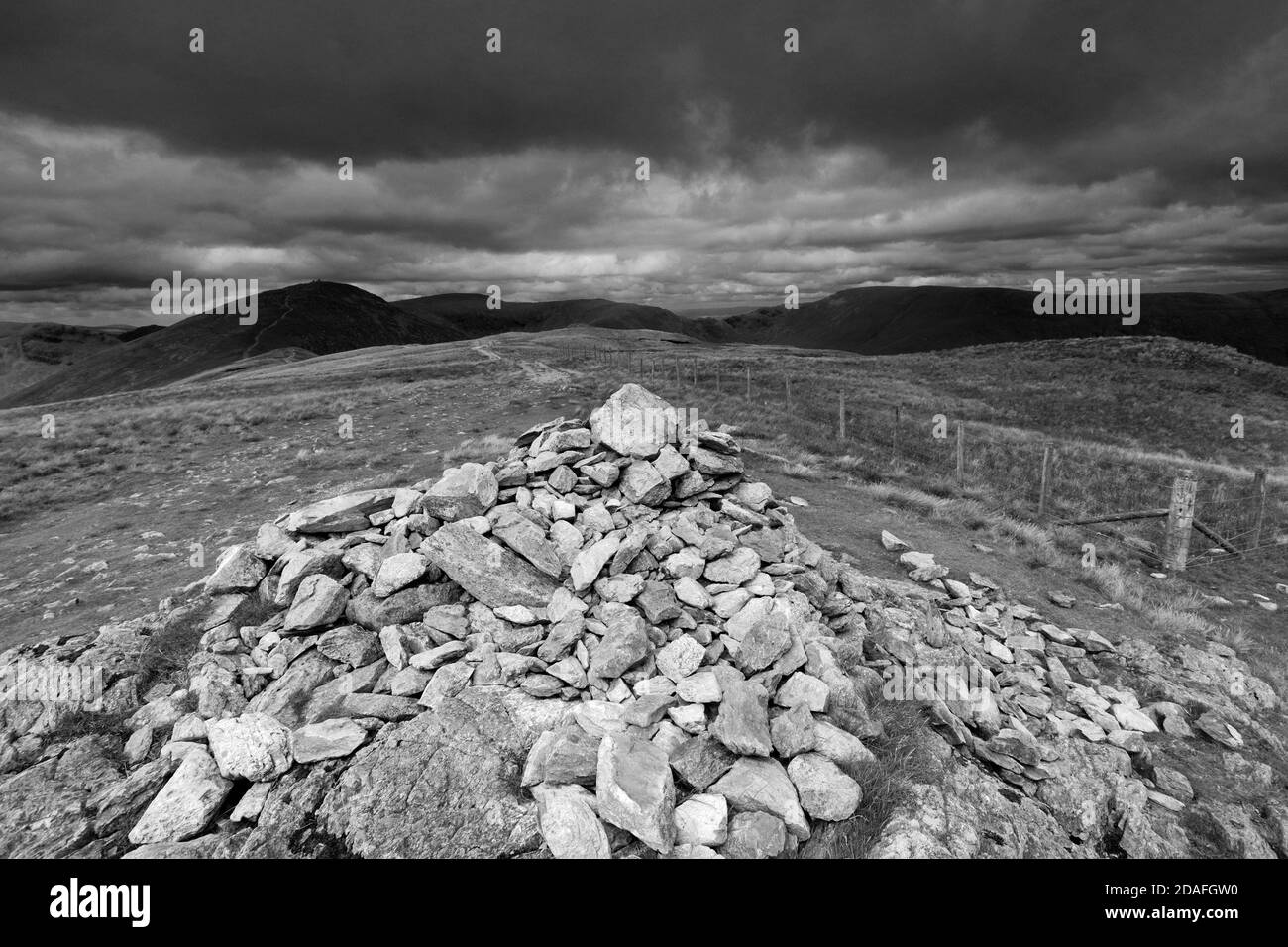 La cima Cairn del giogo cadde, la valle di Hartsop, il passo di Kirkstone, Lake District National Park, Cumbria, Inghilterra, UK yoke Fell è uno dei 214 Wainwrigh Foto Stock