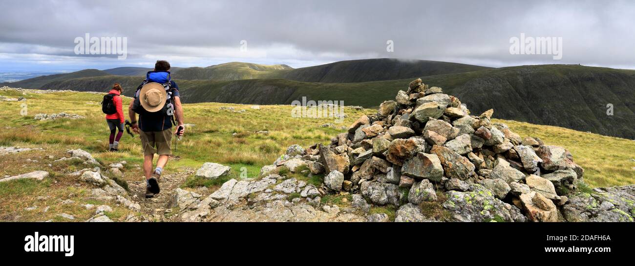 Gli escursionisti al Summit Cairn di Caudale Moor Fell, Hartsop Valley, Kirkstone Pass, Lake District National Park, Cumbria, Inghilterra, UK Caudale Moor Fell Foto Stock