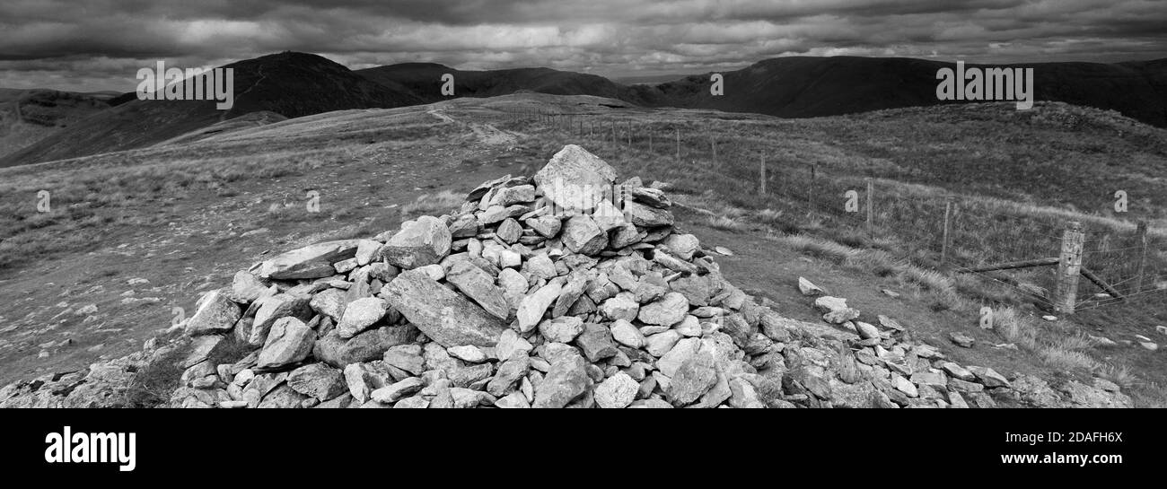 La cima Cairn del giogo cadde, la valle di Hartsop, il passo di Kirkstone, Lake District National Park, Cumbria, Inghilterra, UK yoke Fell è uno dei 214 Wainwrigh Foto Stock