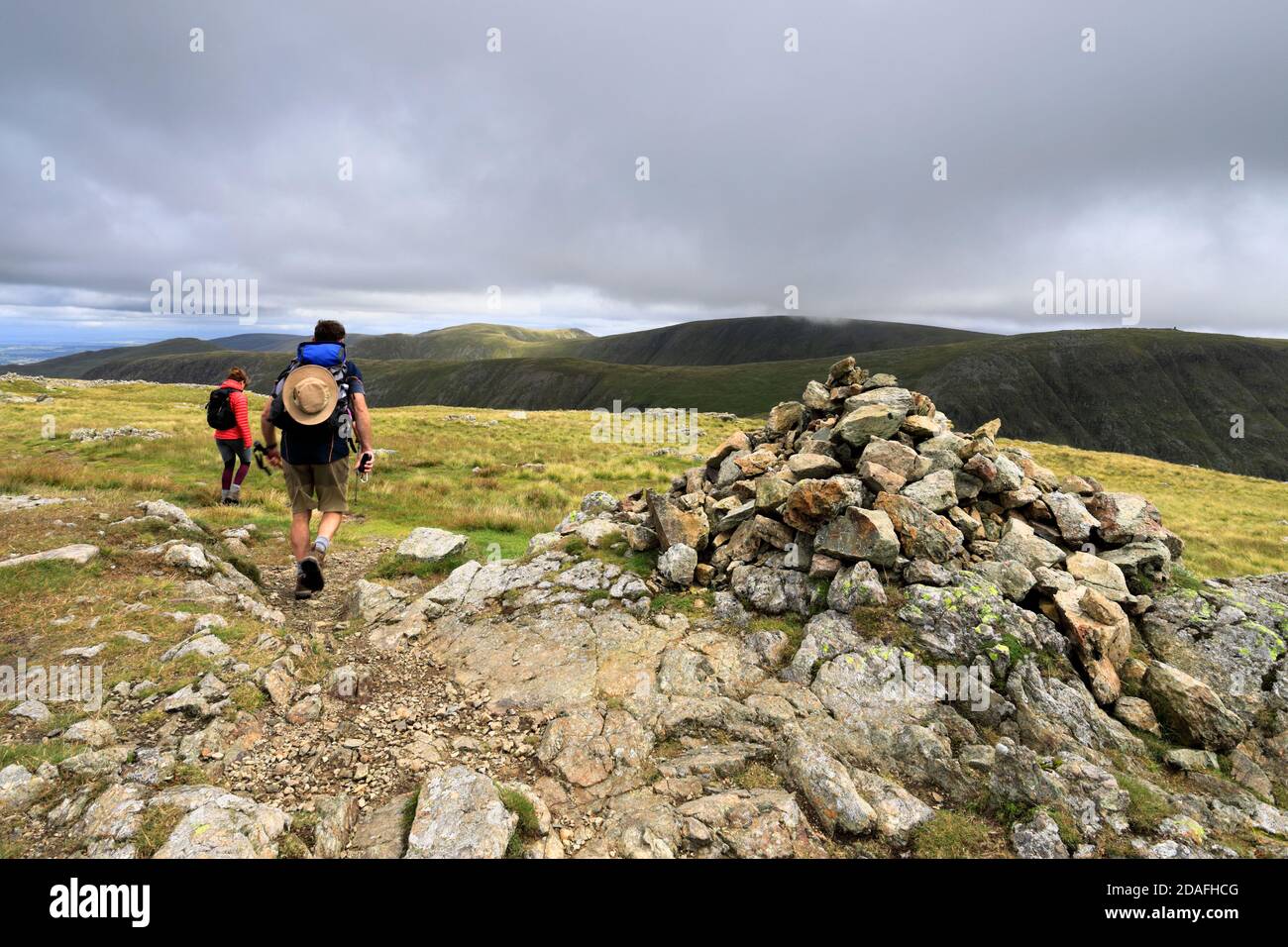 Gli escursionisti al Summit Cairn di Caudale Moor Fell, Hartsop Valley, Kirkstone Pass, Lake District National Park, Cumbria, Inghilterra, UK Caudale Moor Fell Foto Stock