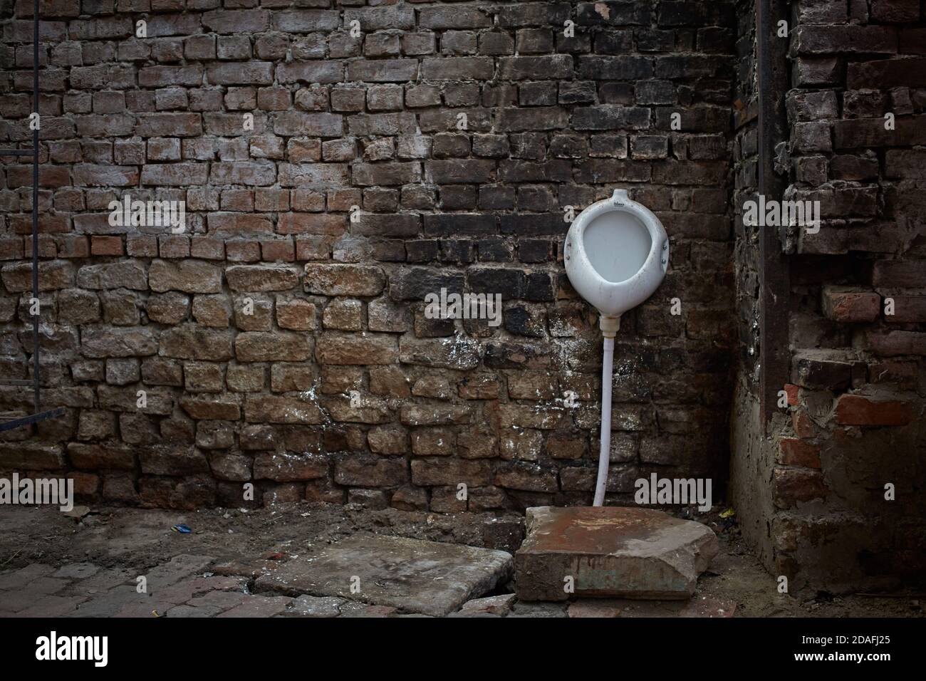 Varanasi, India, dicembre 2015. Orinatoio pubblico nel mezzo della strada. Foto Stock