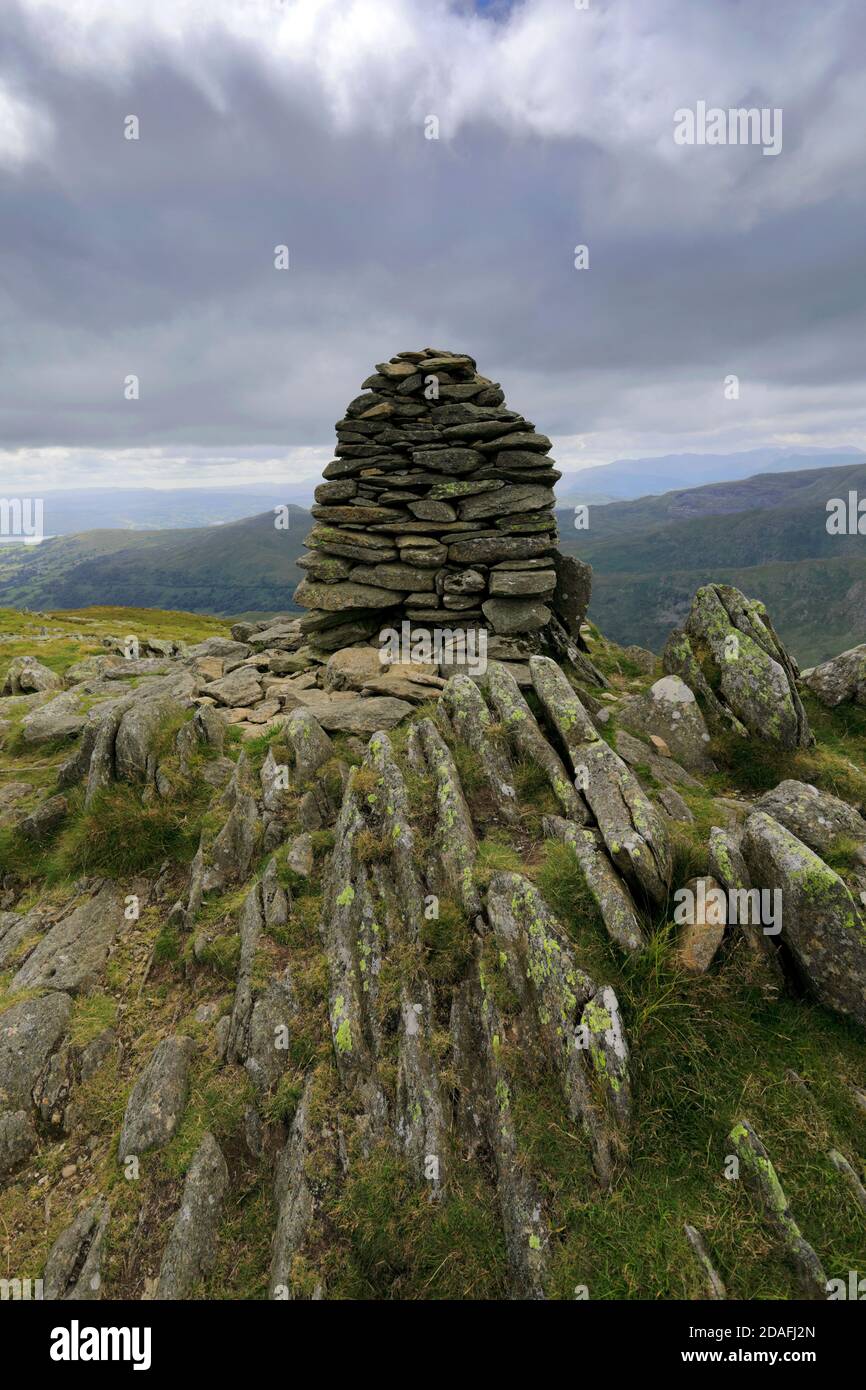 Il Summit Cairn of Ill Bell Fell, Hartsop Valley, Kirkstone Pass, Lake District National Park, Cumbria, England, UK Ill Bell Fell è uno dei 214 W. Foto Stock