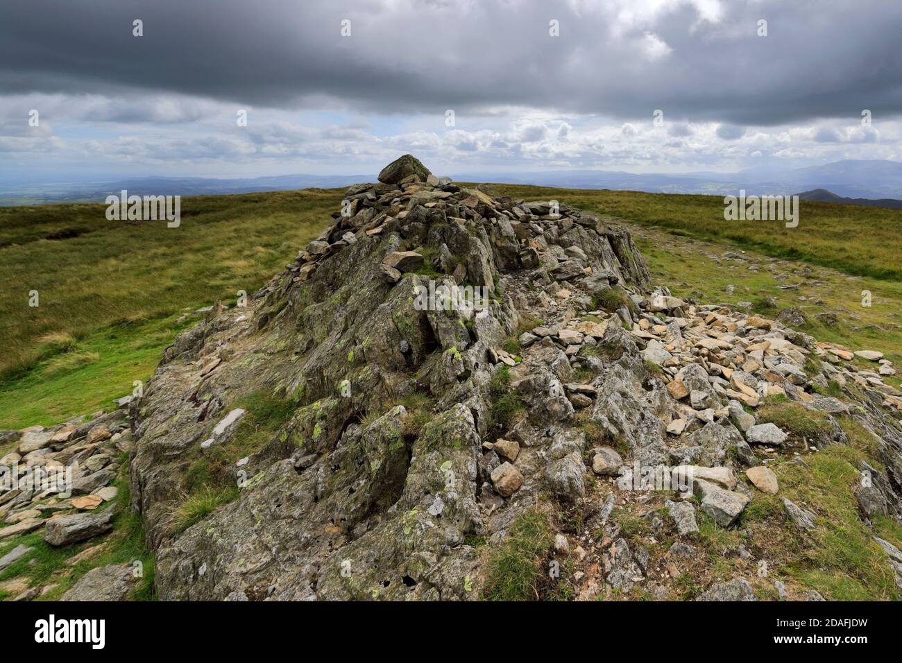 La cima Cairn del giogo cadde, la valle di Hartsop, il passo di Kirkstone, Lake District National Park, Cumbria, Inghilterra, UK yoke Fell è uno dei 214 Wainwrigh Foto Stock