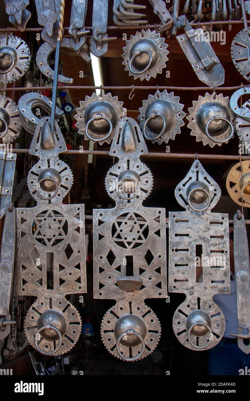Negozio di fabbro tradizionale nel mercato del fabbro di safranbolu. Safranbolu è famosa per le antiche dimore e i fabbri. La città è nel Mar Nero regi Foto Stock
