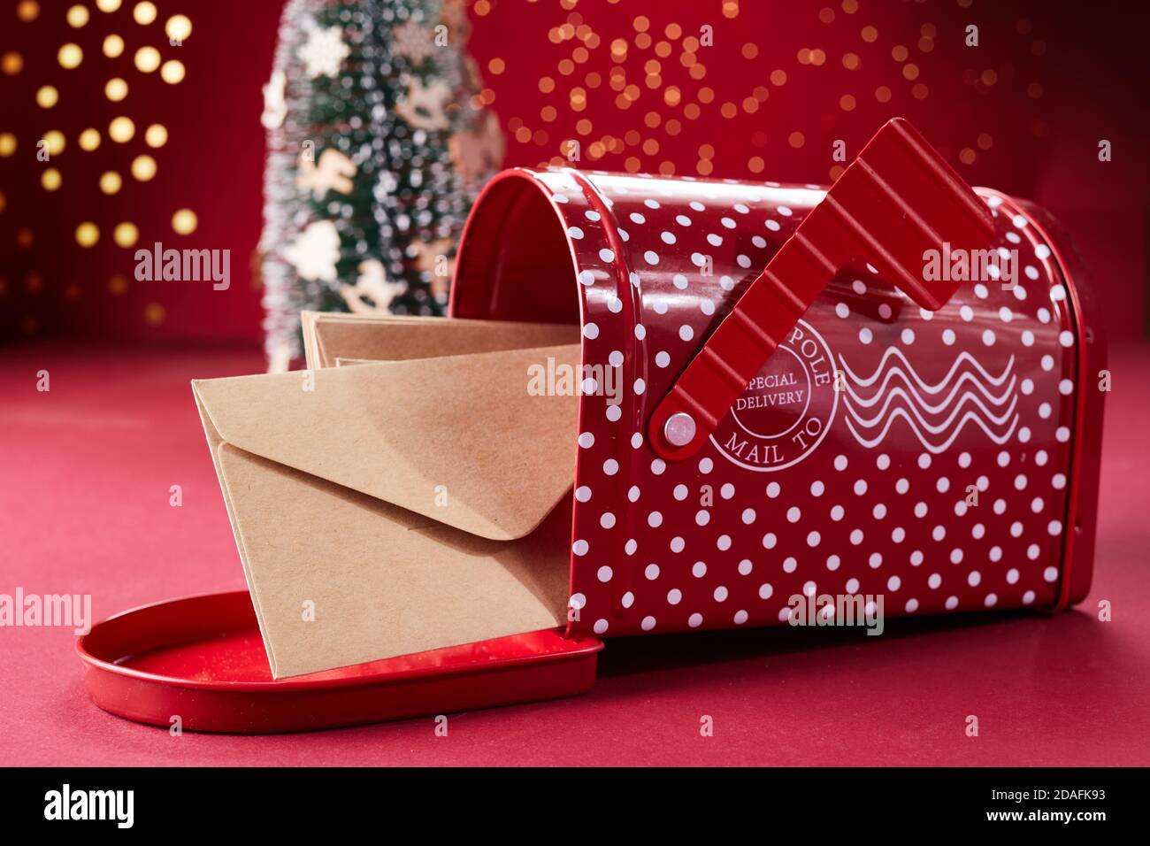 Babbo Natale post di Natale su sfondo rosso con albero di Natale. Foto Stock