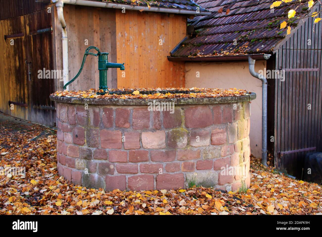 Vecchio mattone ben fatto di arenaria in gueltlingen Foto Stock