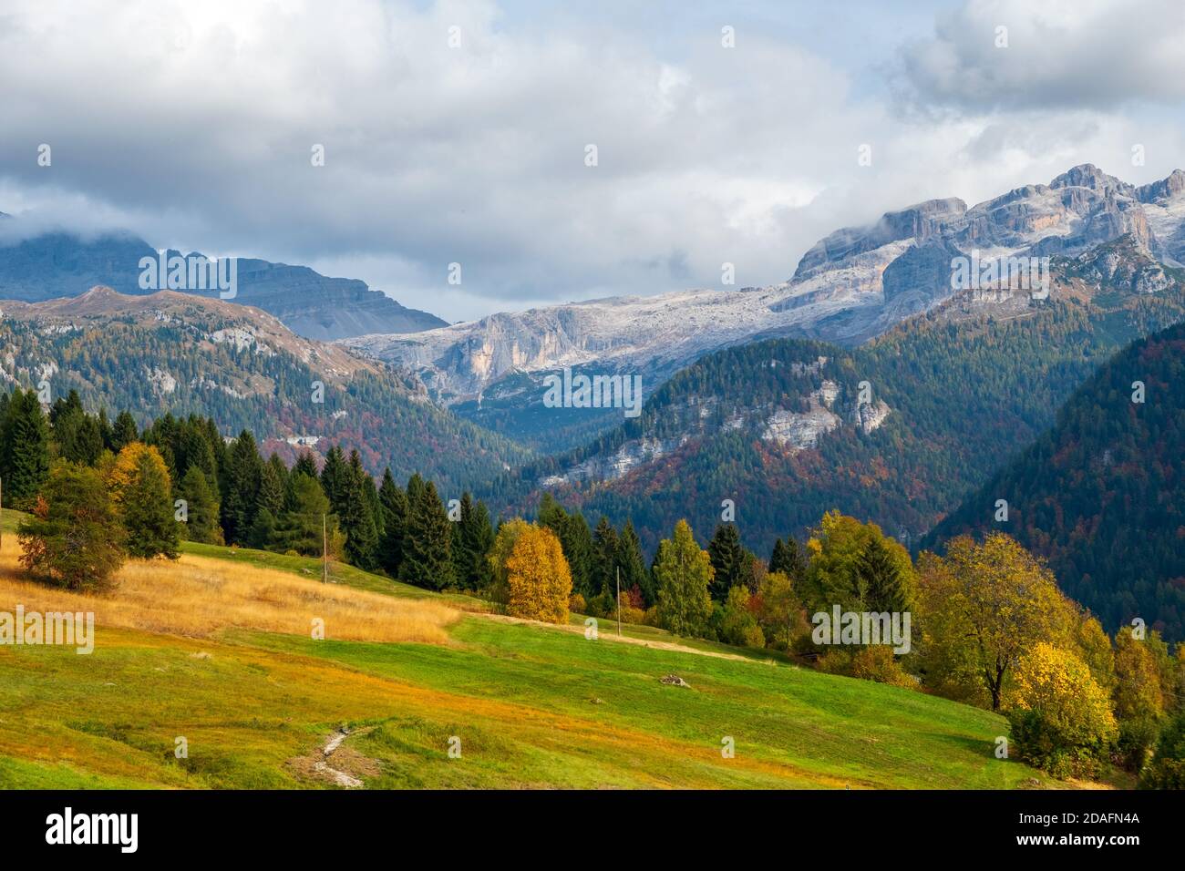 Belle montagne nelle Dolomiti di Brenta, Alpi bergamasche vicino al Lago di Cornisello, Trentino-Alto Adige nel Nord Italia, Europa Foto Stock