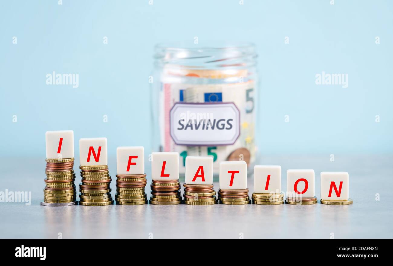 Concetto di inflazione 'mangiare' risparmio di vita. Foto Stock