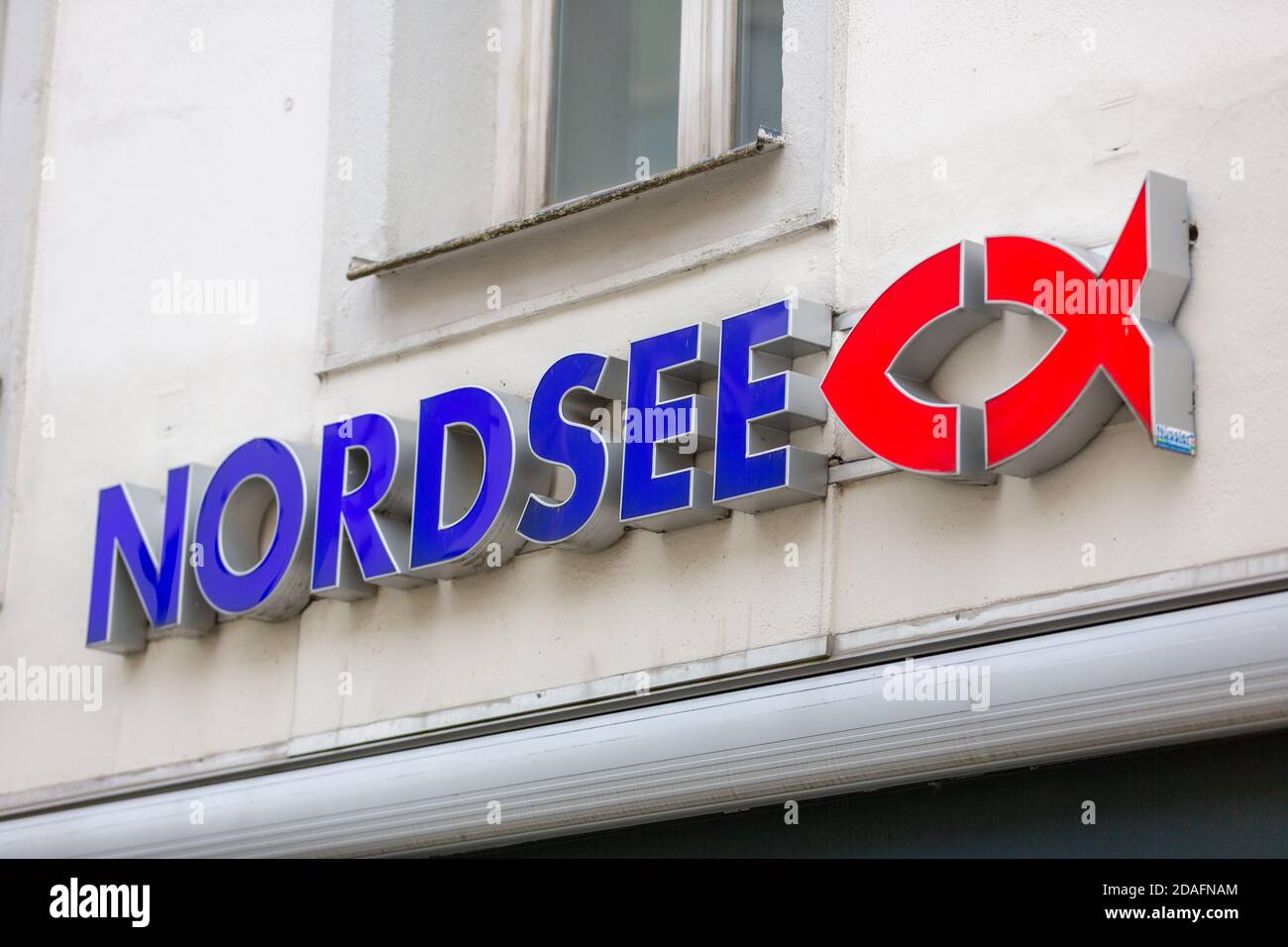 PASSAU / GERMANIA - 8 NOVEMBRE 2020: Logo della filiale di Nordsee. Nordsee è una catena di ristoranti tedeschi di fast food specializzati in frutti di mare. Foto Stock