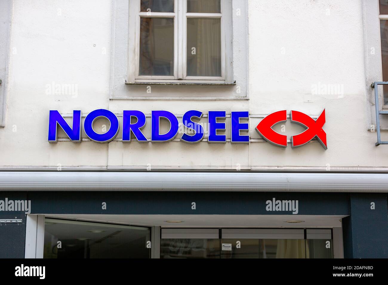 PASSAU / GERMANIA - 8 NOVEMBRE 2020: Logo della filiale di Nordsee. Nordsee è una catena di ristoranti tedeschi di fast food specializzati in frutti di mare. Foto Stock