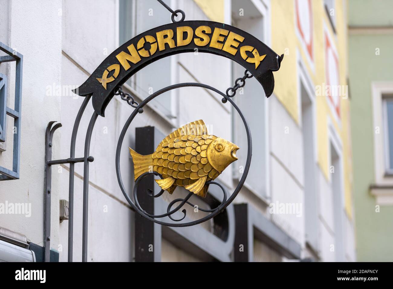 PASSAU / GERMANIA - 8 NOVEMBRE 2020: Logo della filiale di Nordsee. Nordsee è una catena di ristoranti tedeschi di fast food specializzati in frutti di mare. Foto Stock