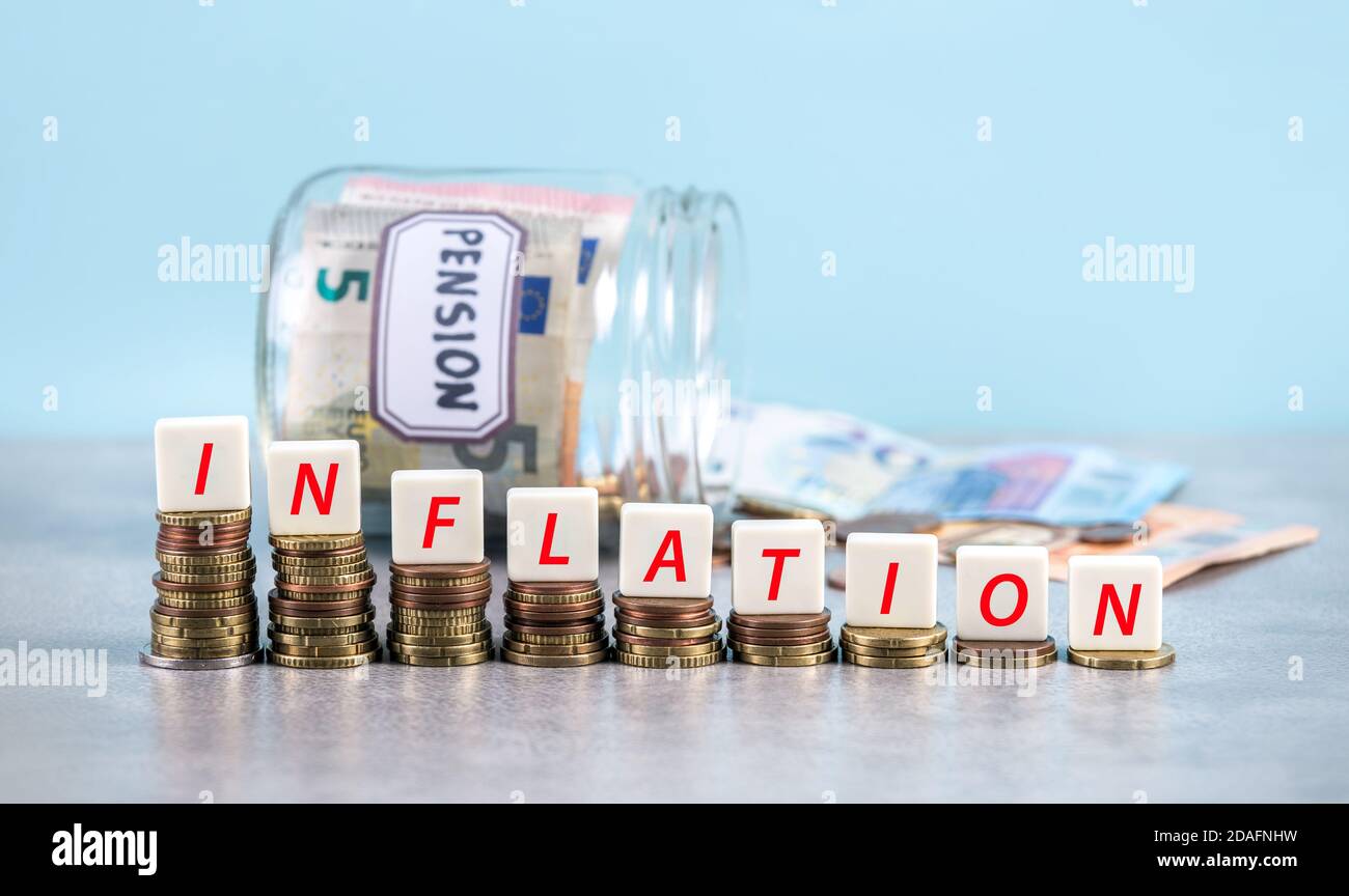 Concetto di risparmio pensionistico "mangiare" per l'inflazione. Foto Stock