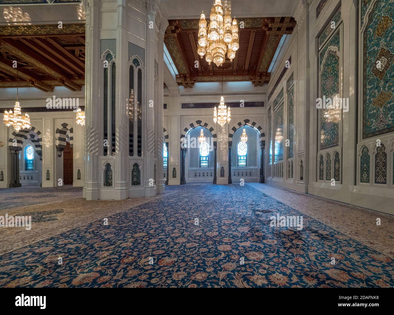 Sala di preghiera della Grande Moschea del Sultano Qaboos, a Mascate, nel Sultanato dell'Oman Foto Stock