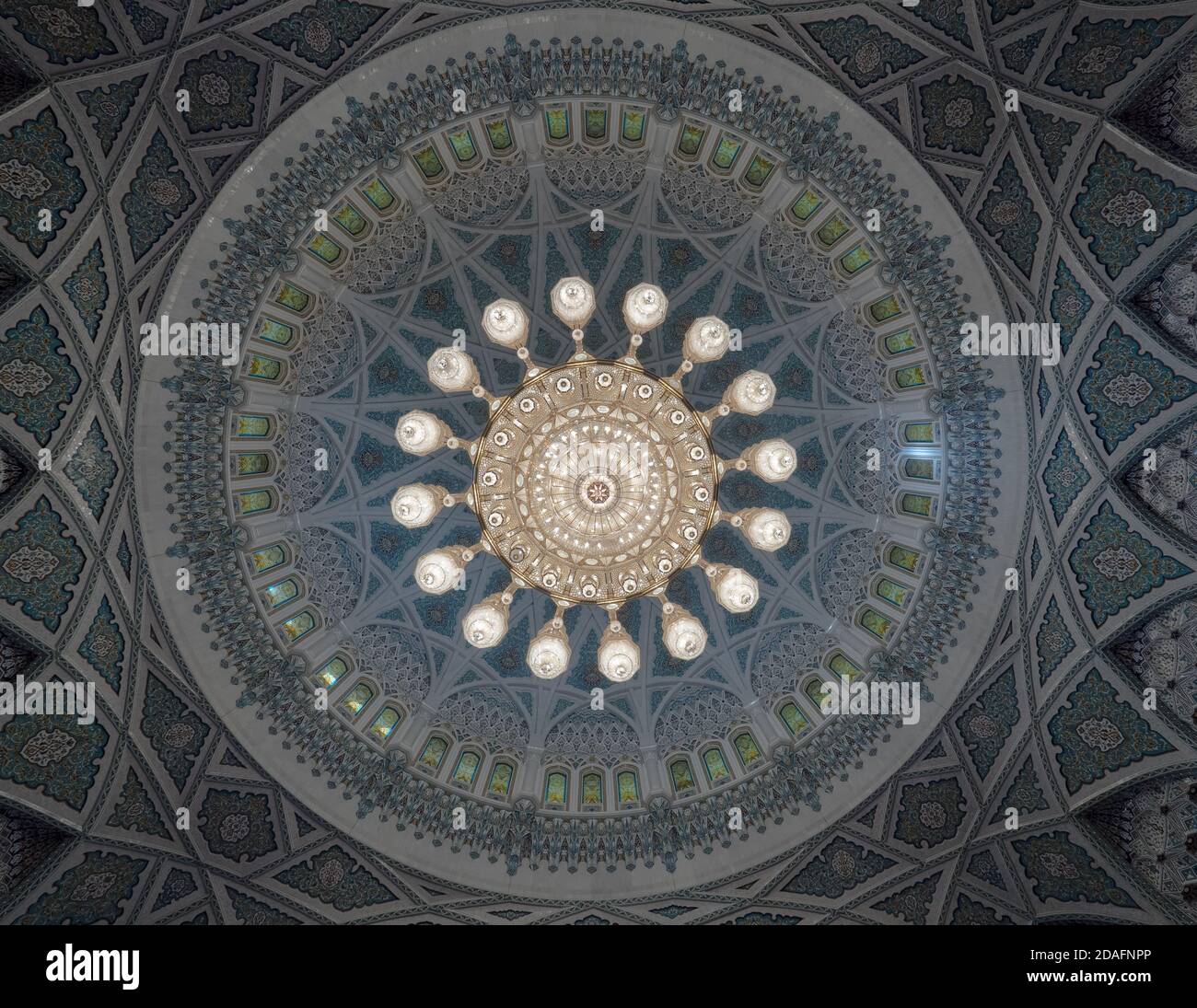 All'interno della Grande Moschea del Sultano Qaboos, a Muscat, nel Sultanato di Oman, che mostra il magnifico lampadario di cristallo Swarovski Foto Stock
