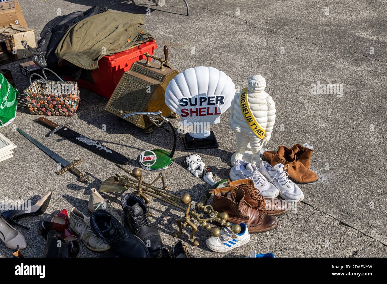 Vendita stivali auto, Bric a Brac, per la vendita in un mercato settimanale a Castleinch, County Kilkenny, Irlanda Foto Stock