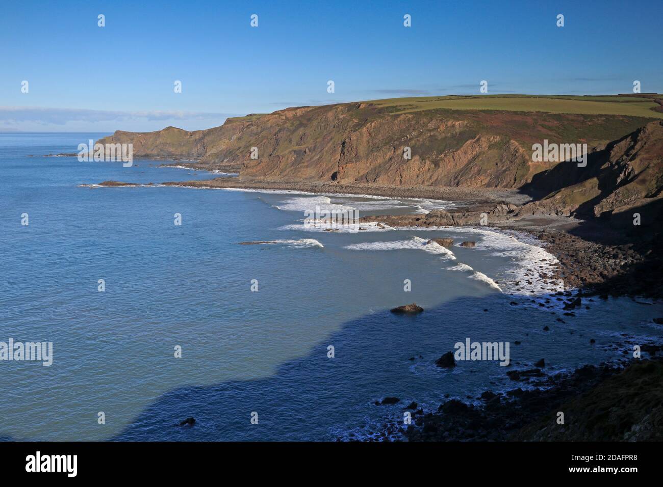 Vista di Sharpnose Point dalle scogliere vicino a Duckpool Cornwall Foto Stock