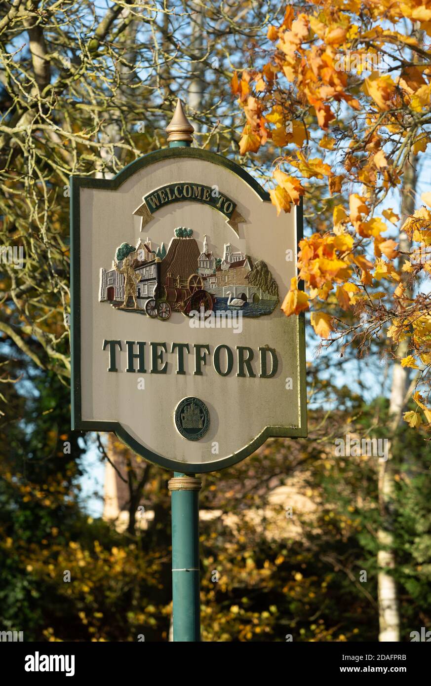 Benvenuti a Thetford segno a Castle Street vicino al ponte ex Public House. Unsharpened Foto Stock