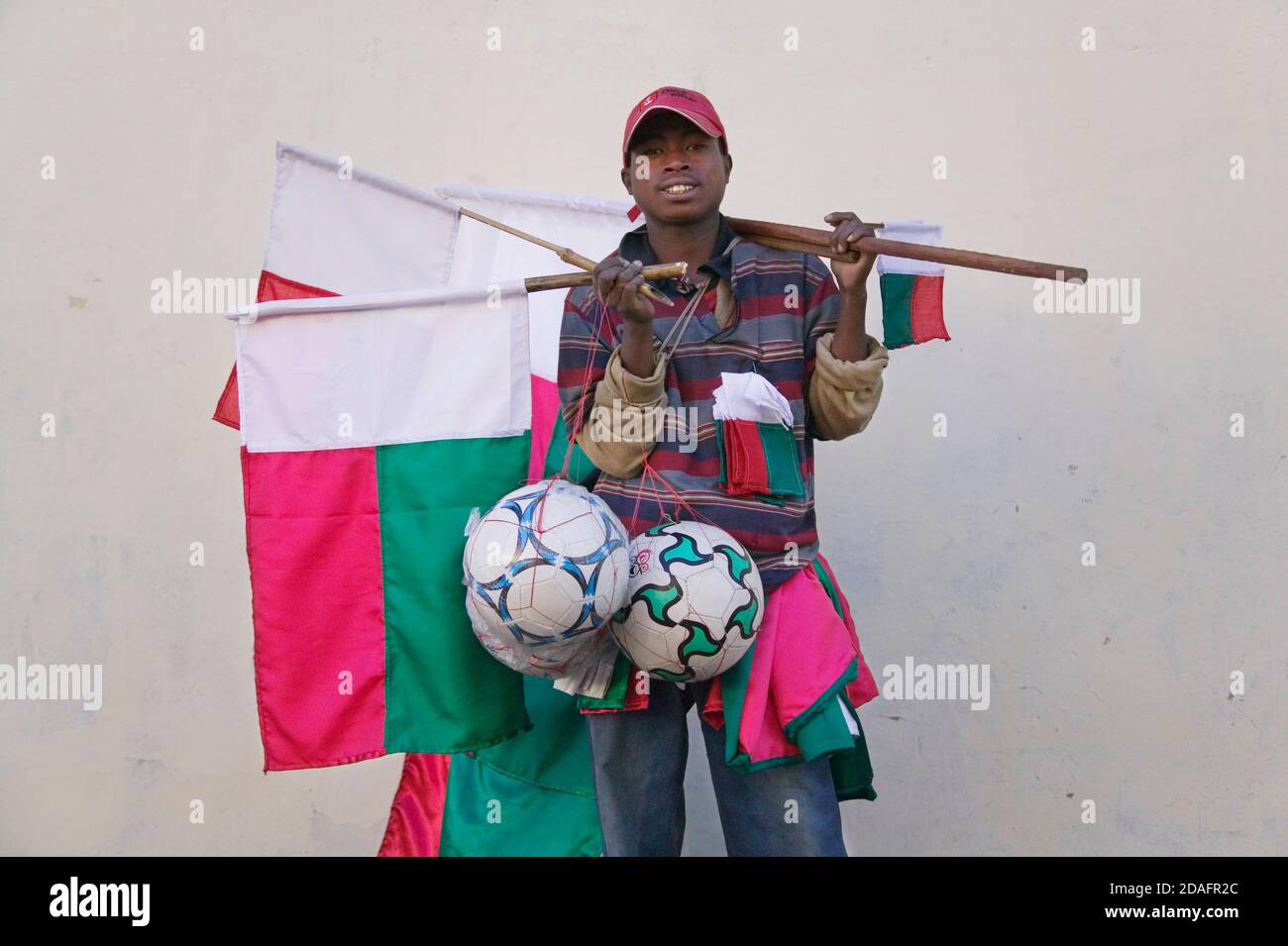 Uomo con bandiera nazionale, Antananarivo, Madagascar (MR) Foto Stock