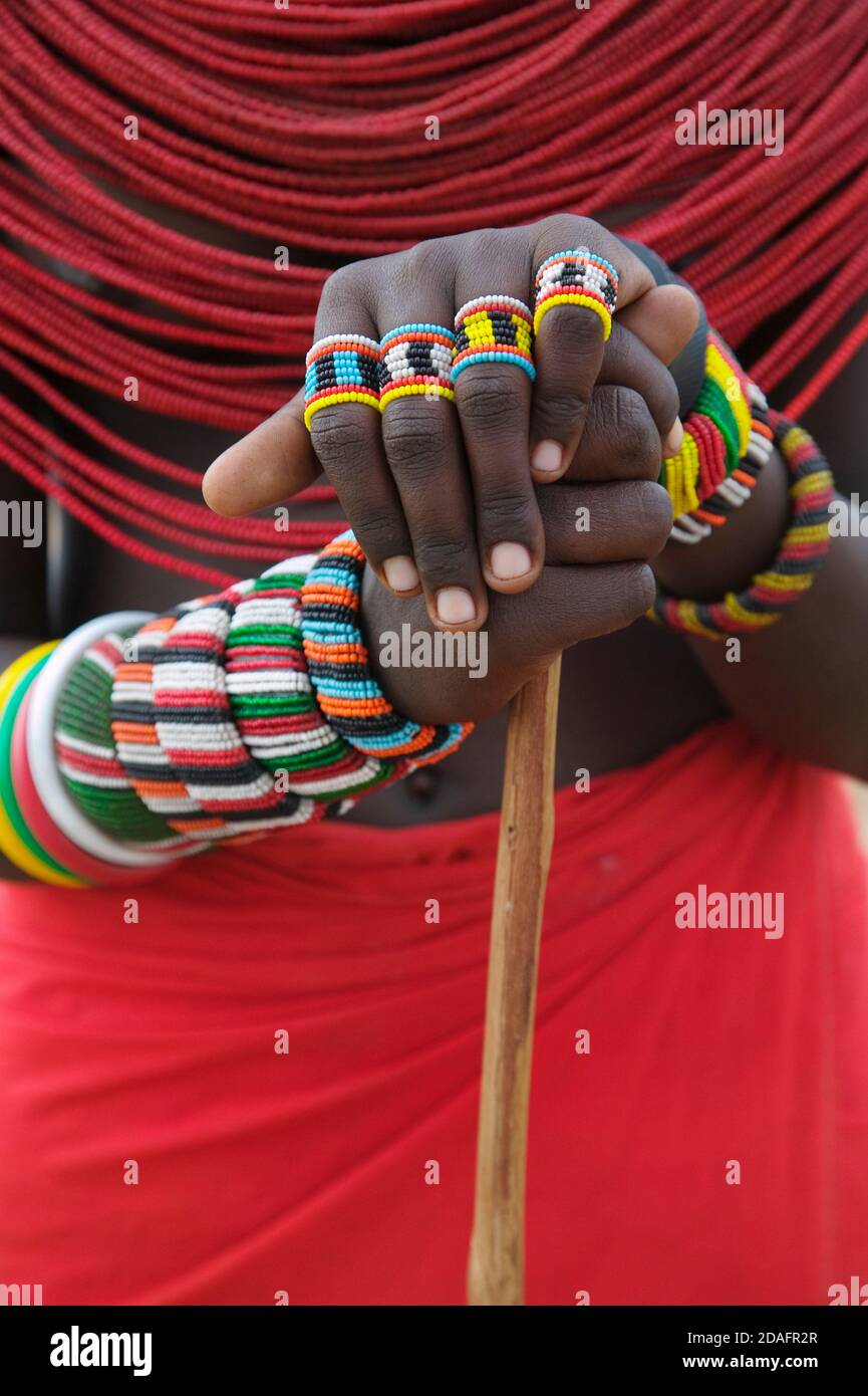 Samburu tribeswoman, mani decorate con anelli e braccialetti, Samburu Riserva Naturale, Kenya Foto Stock