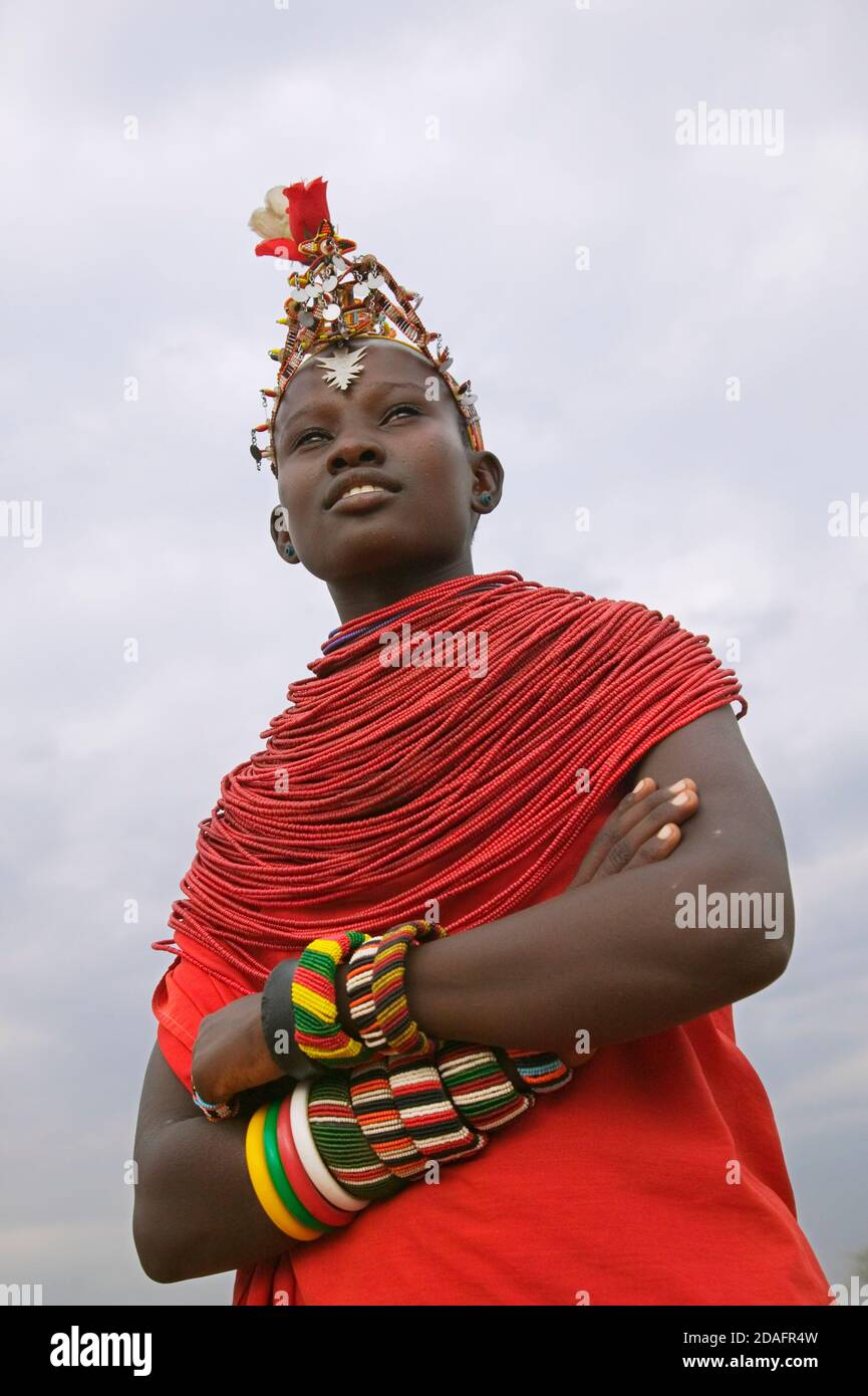 Tribeswoman di Samburu, mani decorate con anelli e braccialetti, Riserva Naturale di Samburu, Kenya (MR) Foto Stock
