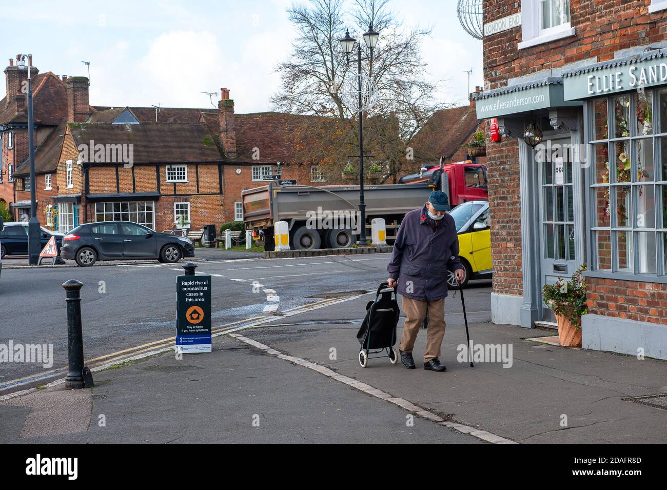 Beaconsfield, Buckinghamshire, Regno Unito. 12 novembre 2020. Un uomo passa un rapido aumento dei casi di Coronavirus in questo segno di area. Il giorno in cui il Regno Unito registra il numero più alto di casi giornalieri di Covid-19, Beaconsfield Old Town è stato oggi molto più tranquillo, come molte persone rimangono a casa durante il Covid-19 Coronavirus Lockdown 2. Credit: Maureen McLean/Alamy Live News Foto Stock