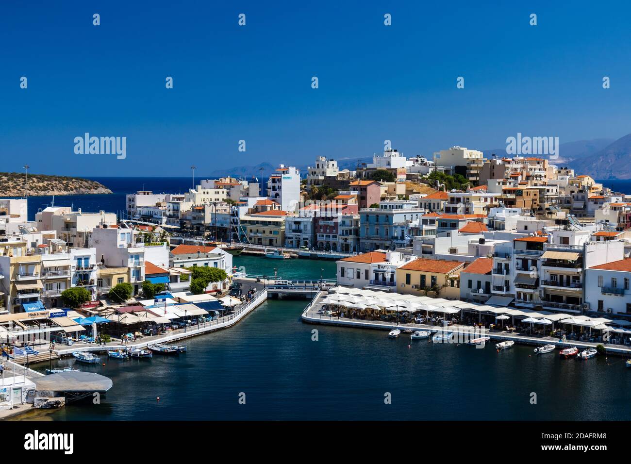 AGIOS NIKOLAOS, GRECIA - AGOSTO 27 2020: La zona del lago e del porto della città cretese di Aghios Nikolaos a Lasithi, Creta Foto Stock
