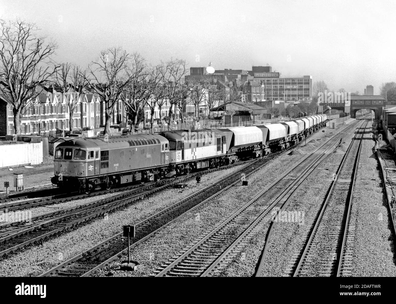 Un paio di locomotive diesel Classe 33 numeri 33052 e 33021 un treno merci di tramogge MARCON caricate a West Ealing il 13 marzo 1991. Foto Stock