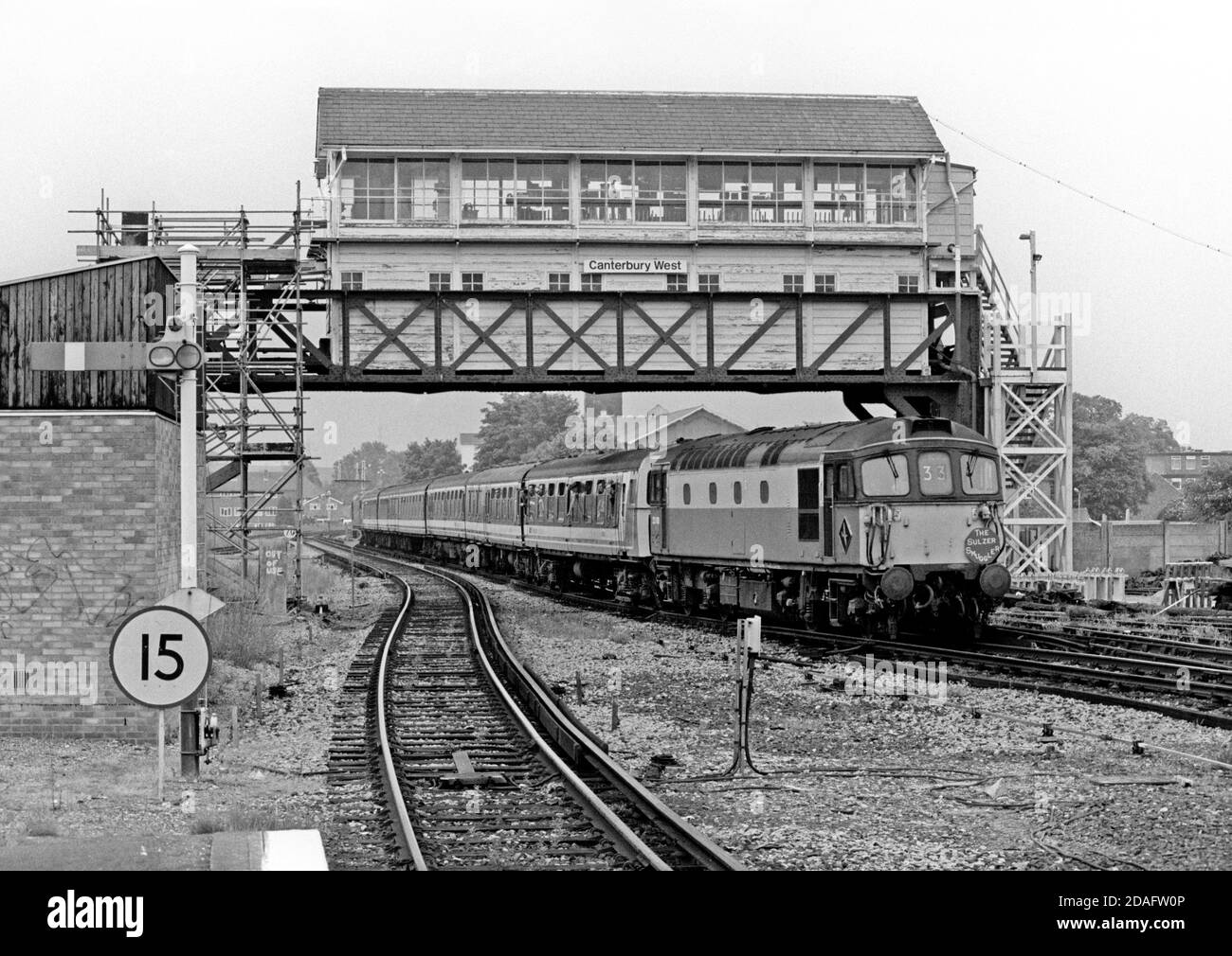 Un paio di locomotive diesel di classe 33 numeri 33118 e 33109 in cima e di un 6-REP elettrico unità multiple numero 1901 che lavora un entusiasta railtour passando sotto l'impressionante overhead signal box a Canterbury West l'8 giugno 1991. Foto Stock