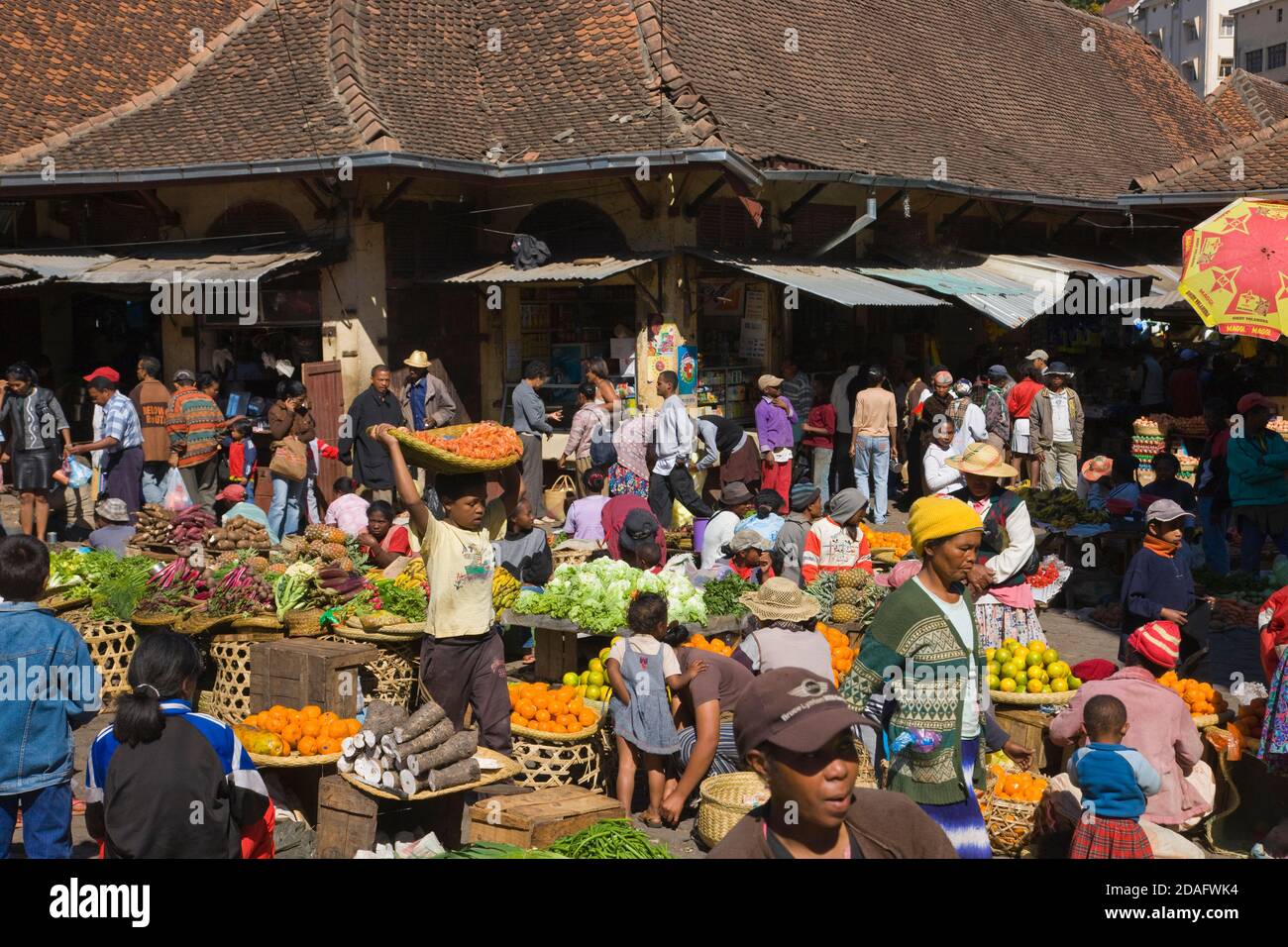 Vendita di ortaggi e frutta al mercato, Antananarivo, Madagascar Foto Stock