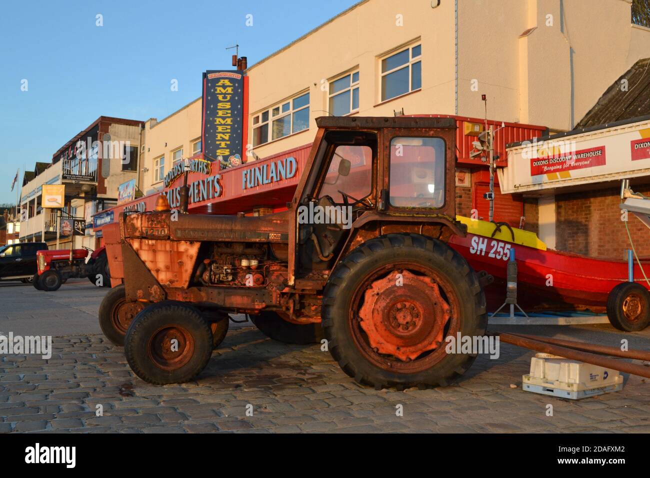 Arrugginito David Brown 1210 trattore su Coble Landing - Filey Lungomare - Regno Unito Foto Stock