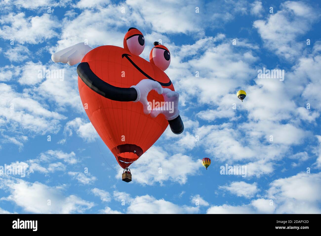Te Amo, mongolfiera di forma speciale in volo, Albuquerque International Balloon Fiesta, Albuquerque, New Mexico USA Foto Stock