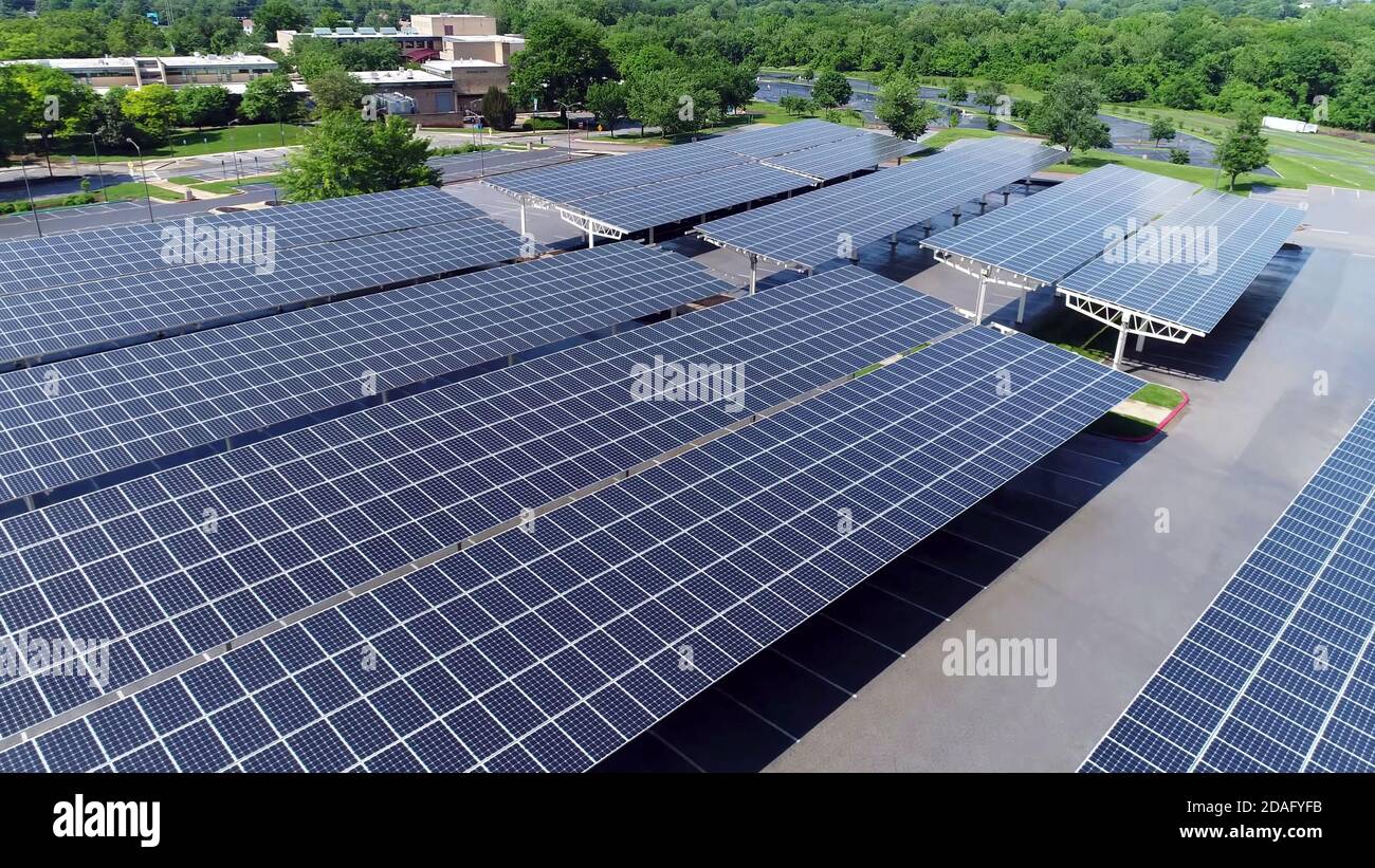 vista dall'alto dei pannelli solari vuoti sul tetto del parcheggio. Foto Stock