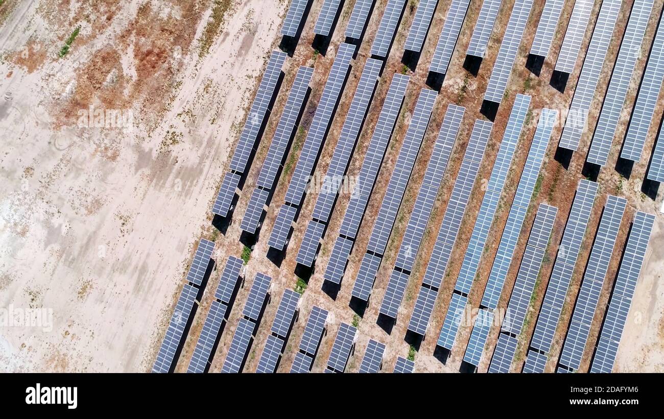 vista aerea di pannelli solari in fattoria solare in deserto Foto Stock