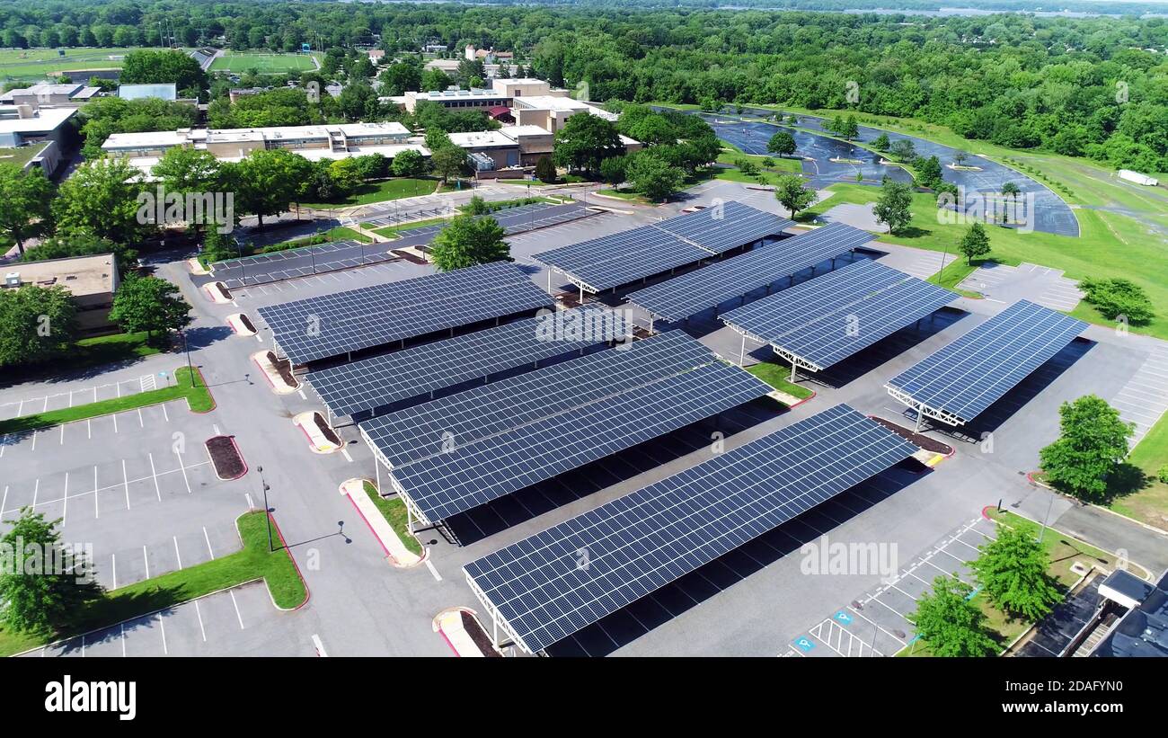 vista aerea dei pannelli solari installati nel tetto del parcheggio Foto Stock