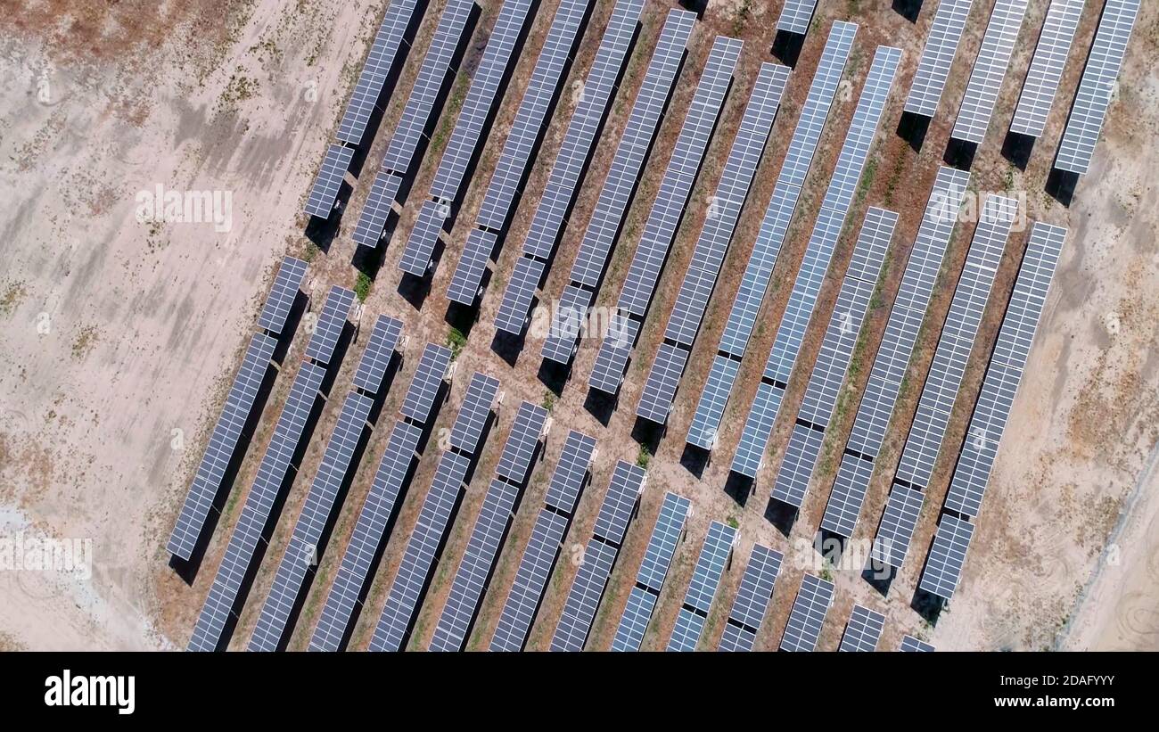 Vista aerea, vista dall'alto dei pannelli solari, energia solare, nel deserto Foto Stock