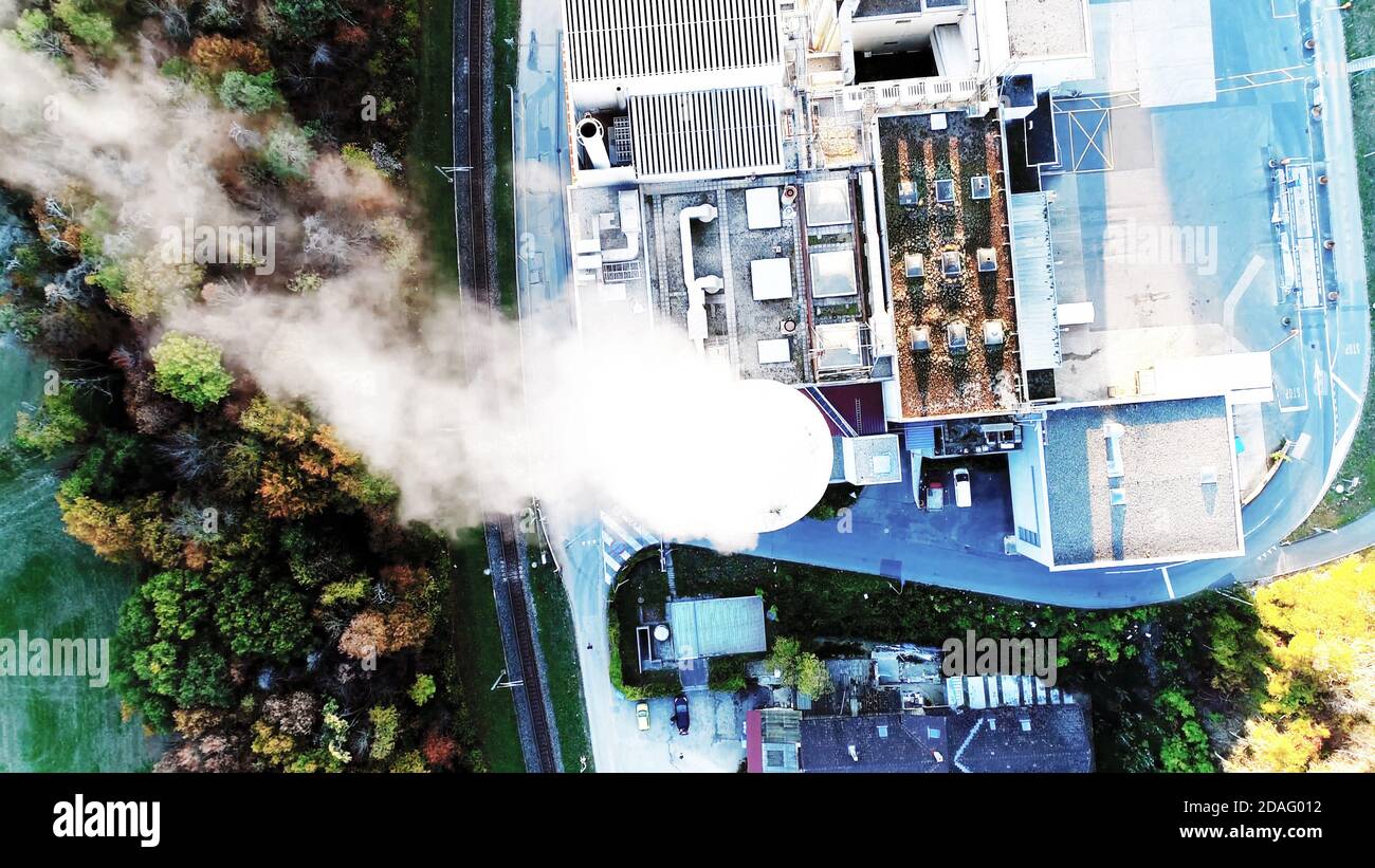 Inquinamento atmosferico fumo da camini di fabbrica, vista aerea Foto Stock