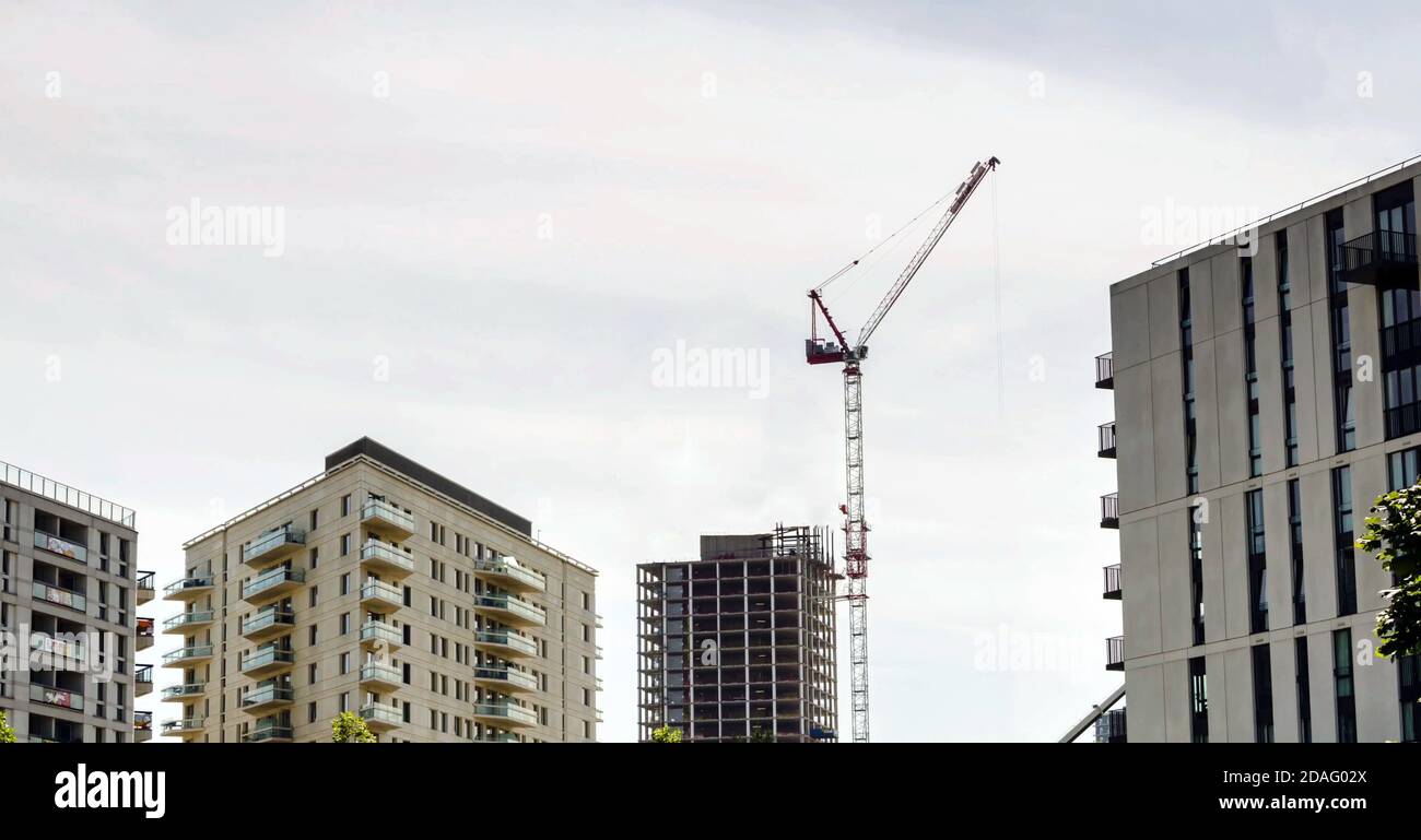 appartamenti in costruzione, gru industriale sul sito, nuovo alto edificio. Foto Stock