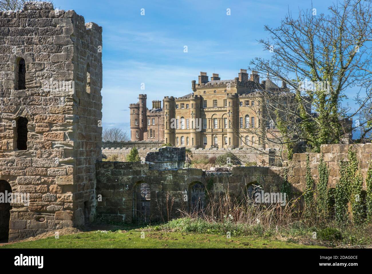 Il Castello di Calzean si erge fiero sulla costa occidentale di Scotlands Foto Stock