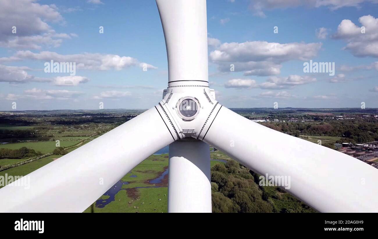 Primo piano vista delle pale delle turbine eoliche con l'area dell'industria rurale. Foto Stock