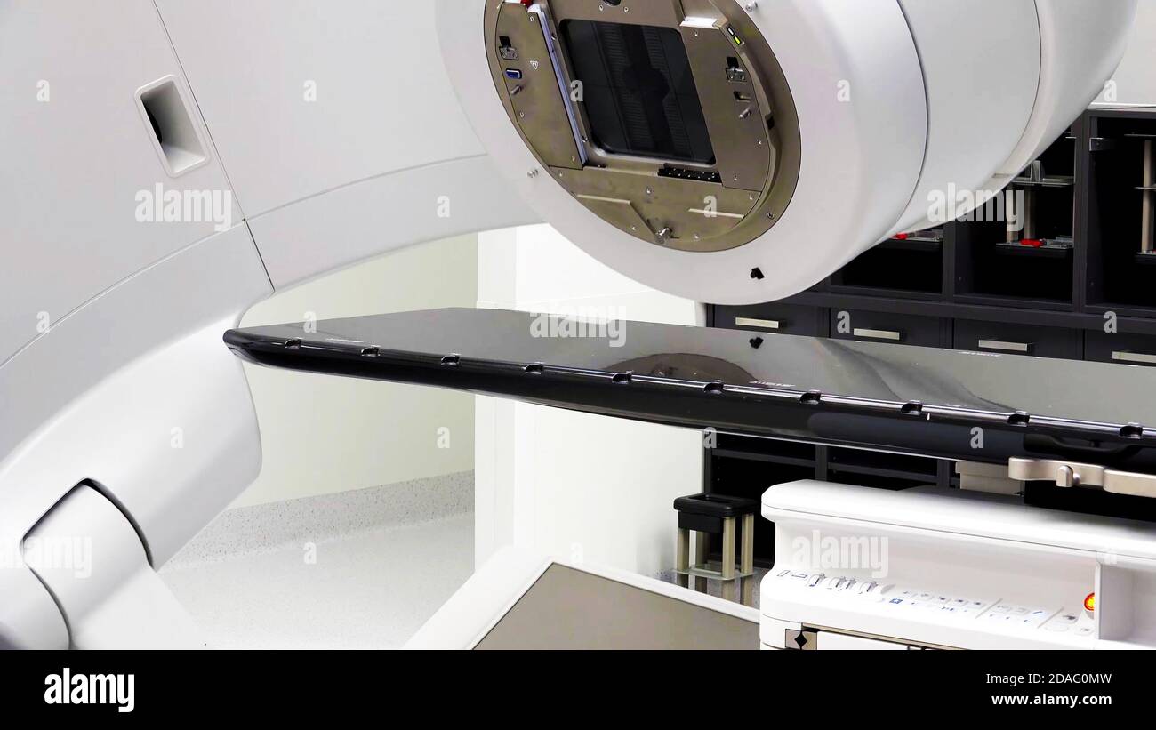 Primo piano della radiologia moderna del generatore di raggi X Imaging Machine nel tavolo della sala raggi X, apparecchiature mediche e componenti delle macchine per l'assistenza sanitaria. Foto Stock