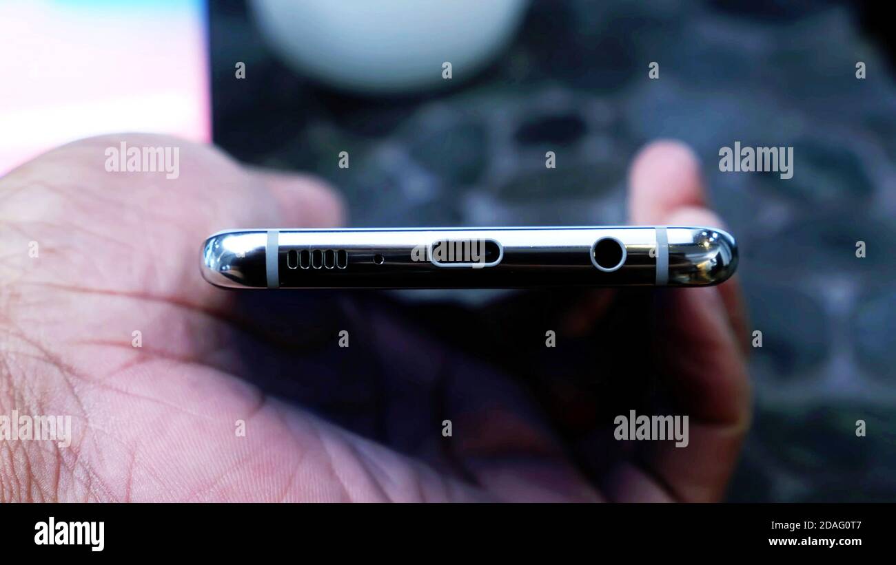 Primo piano: Porta di ricarica usb, jack, altoparlanti, microfono, sulla parte inferiore dello smartphone. Foto Stock
