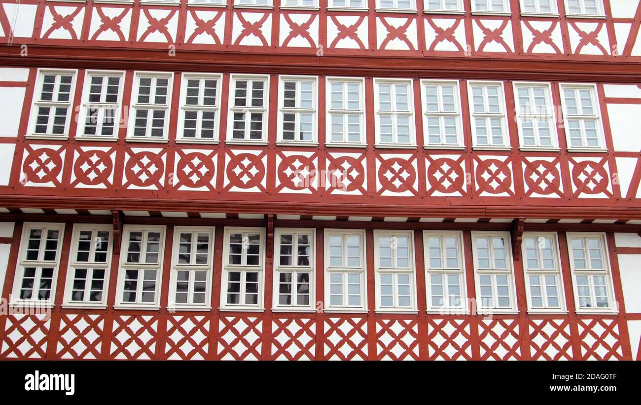 facciata colorata di rosso e bianco con finestre, stile architettonico europeo tedesco antico. Foto Stock