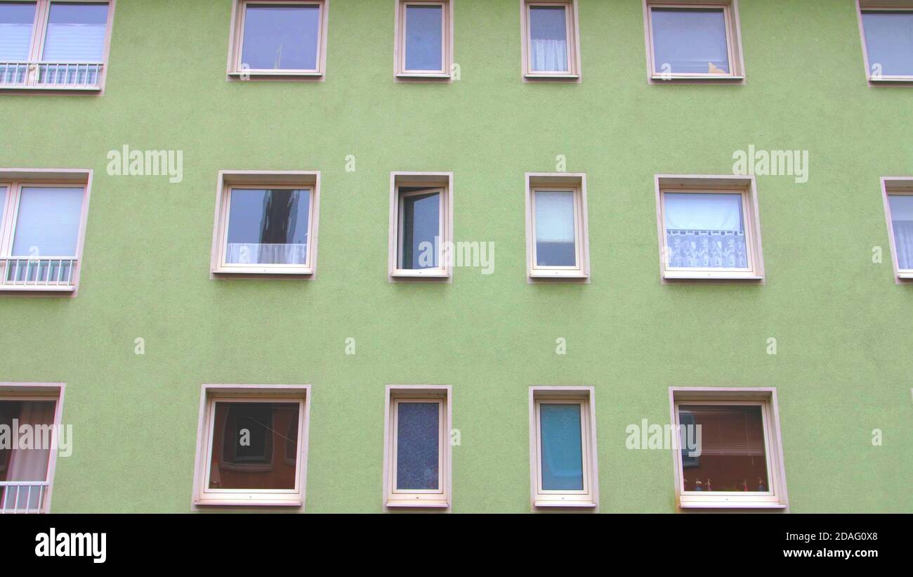 edificio colorato di colore verde asparago con finestre. moderno stile architettonico tedesco europeo. Foto Stock