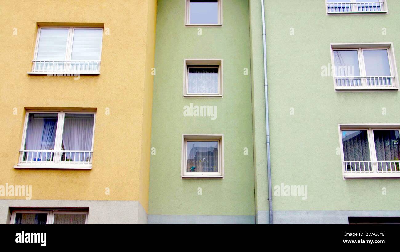 facciata colorata di colore giallo e verde con finestre. moderno stile architettonico tedesco europeo. Foto Stock