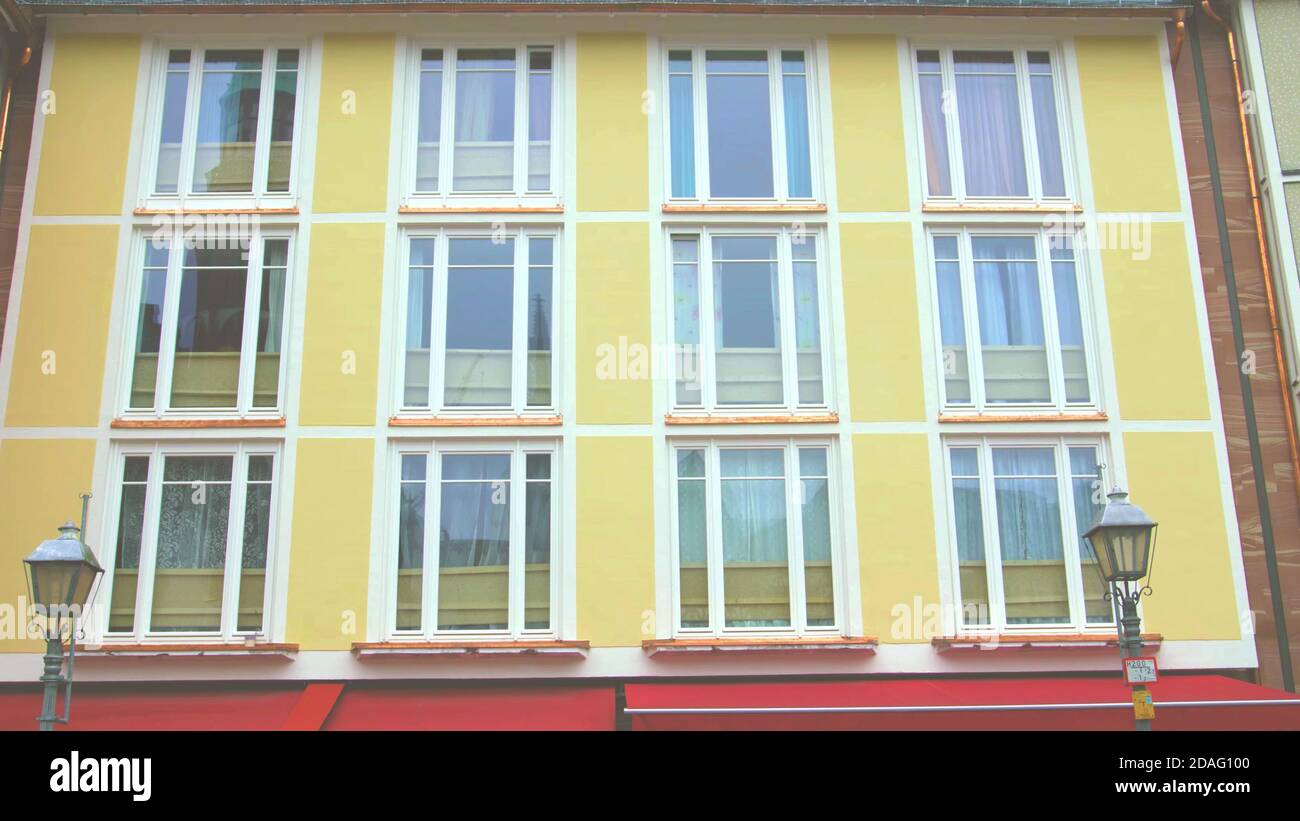 edificio di colore giallo con finestre. moderno stile architettonico tedesco europeo. Foto Stock