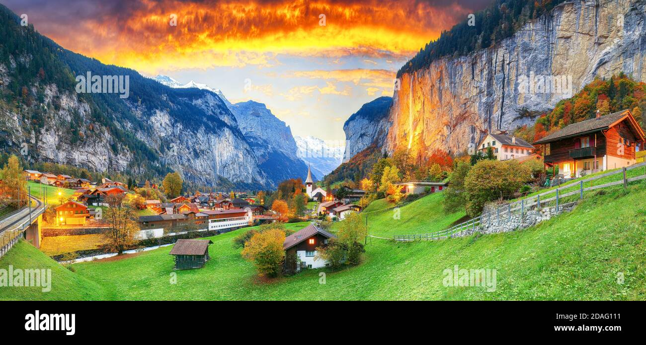Affascinante vista autunnale della valle di Lauterbrunnen con la splendida cascata di Staubbach e le Alpi svizzere al tramonto. Ubicazione: Lauterbrunnen villaggio, Ber Foto Stock