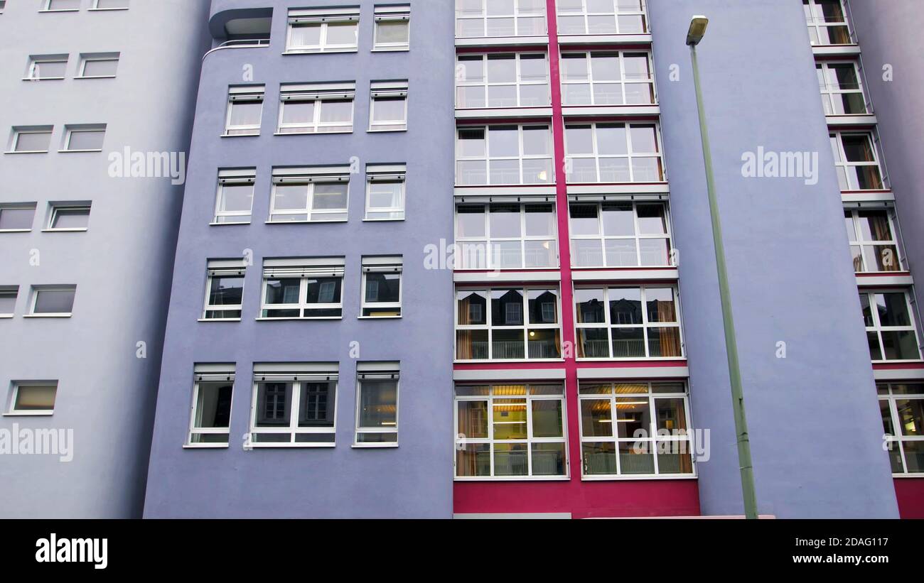 edificio dalla facciata colorata violetta con finestre. moderno stile architettonico tedesco europeo. Foto Stock