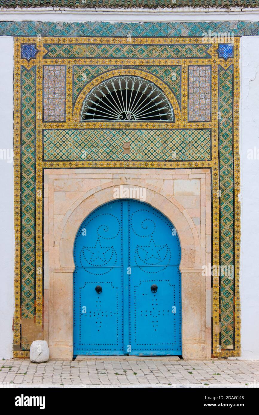 Porta della moschea, Tunisi, Tunisia Foto Stock