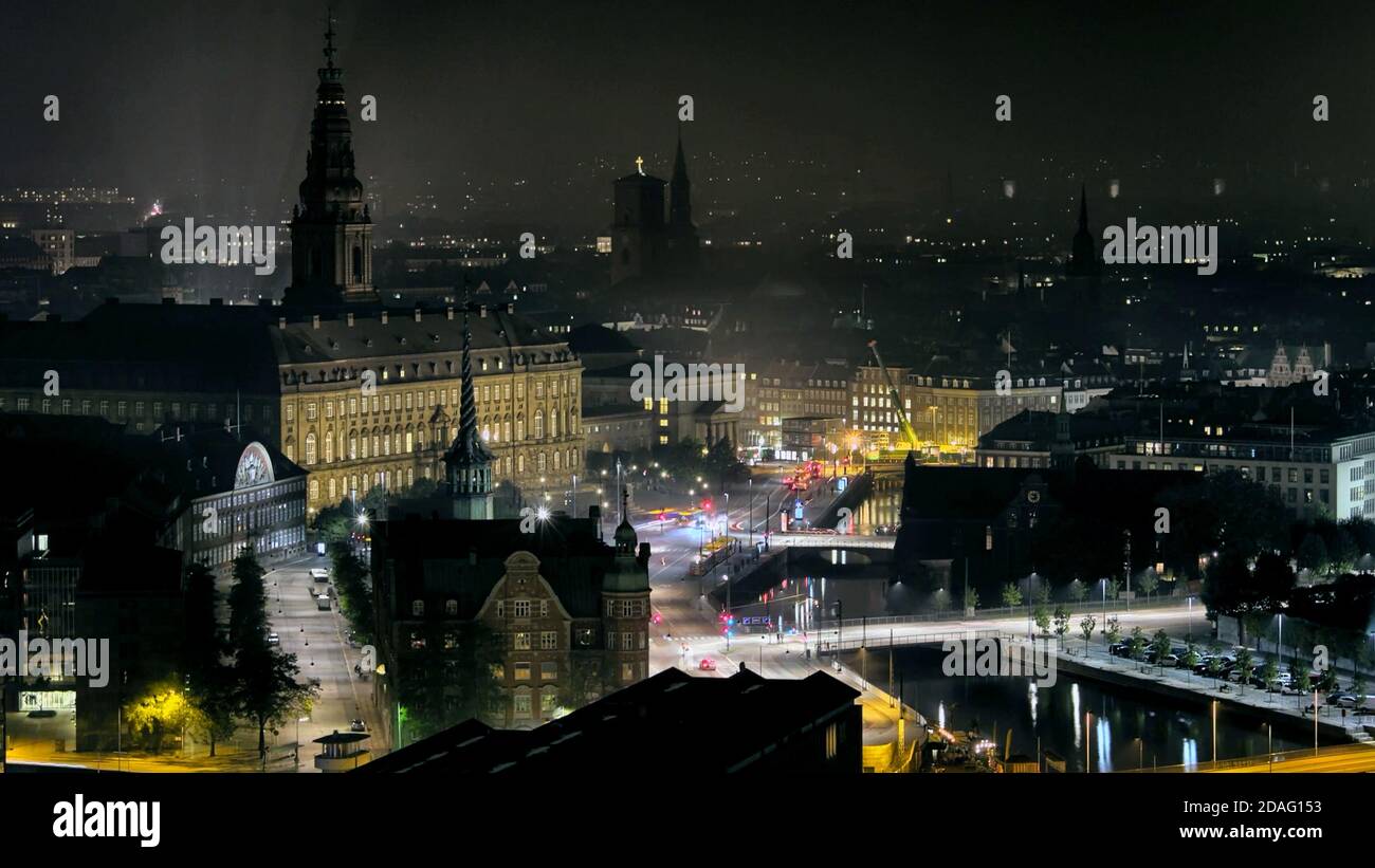 Centro di Copenhagen, vista panoramica ad alto angolo di notte, Danimarca Foto Stock