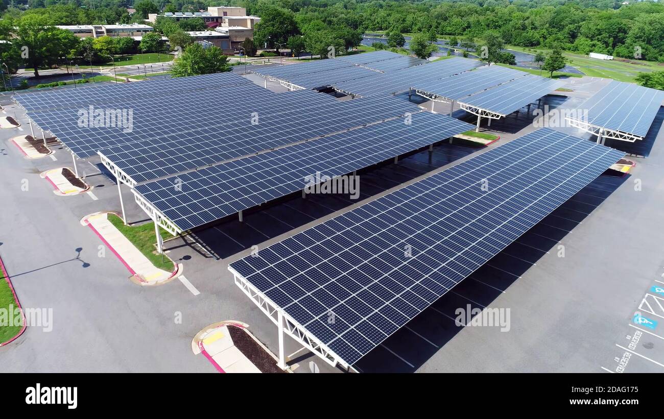 vista del drone dei pannelli solari nei tetti del parcheggio. Foto Stock